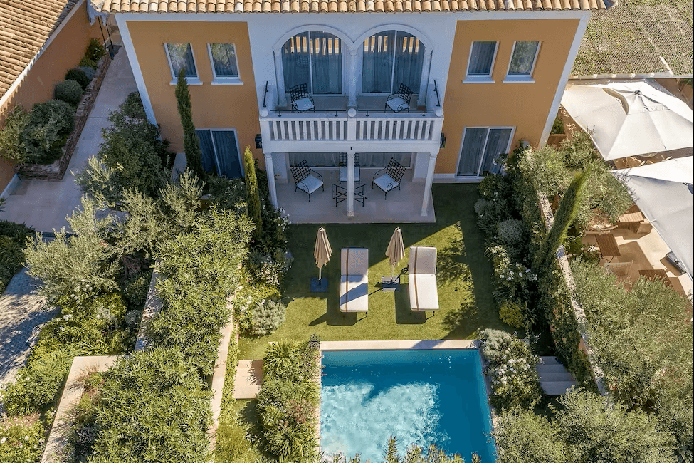 Airelles-Saint-Tropez-Chateau-de-la-Messardiere-luksusowe-wakacje-w-Saint-Tropez-ekskluzywne-wczasy-szyte-na-miare-w-Saint-Tropez-we-Francji-najlepsze-hotele-w-Saint-Tropez-14.png