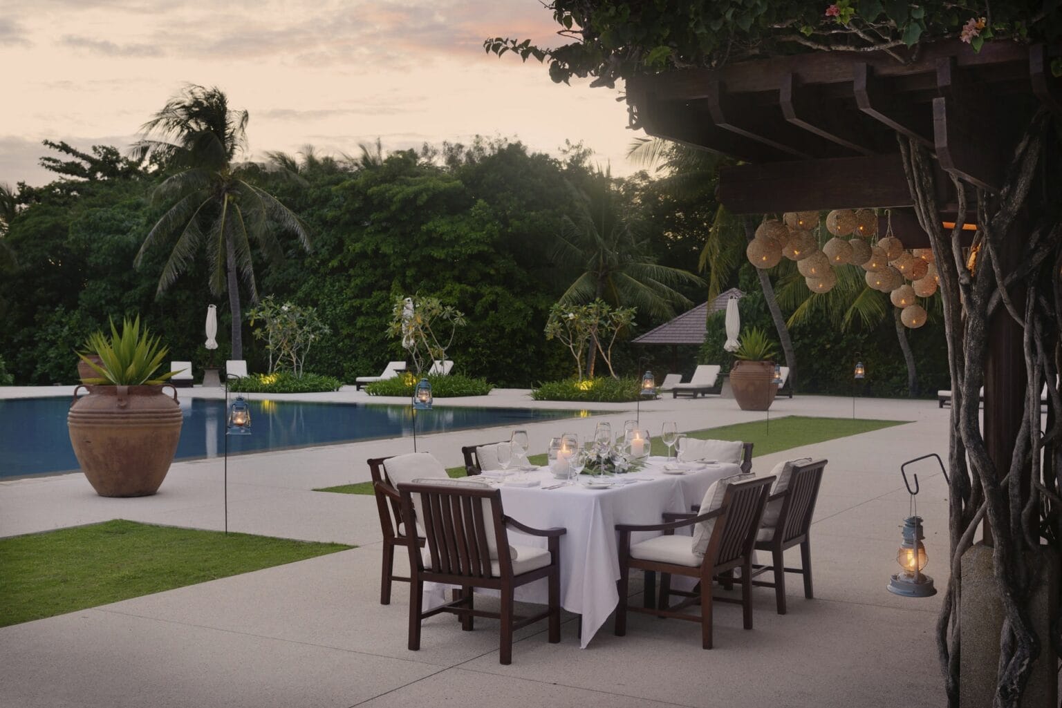 Amanpulo-Philippines-ClubHouse-Poolside-Dining_High-Res_7251.jpg