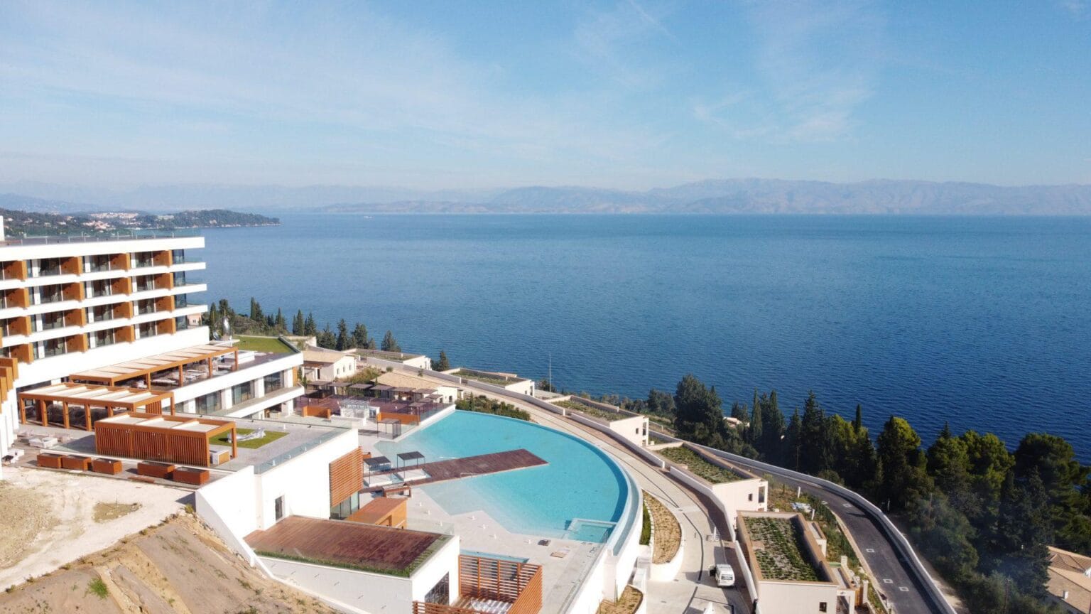 widok z hotelu na basen i wodę w oddali