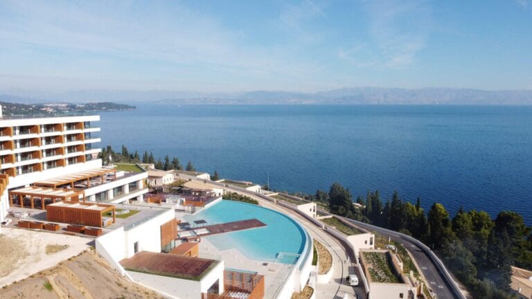 widok z hotelu na basen i wodę w oddali