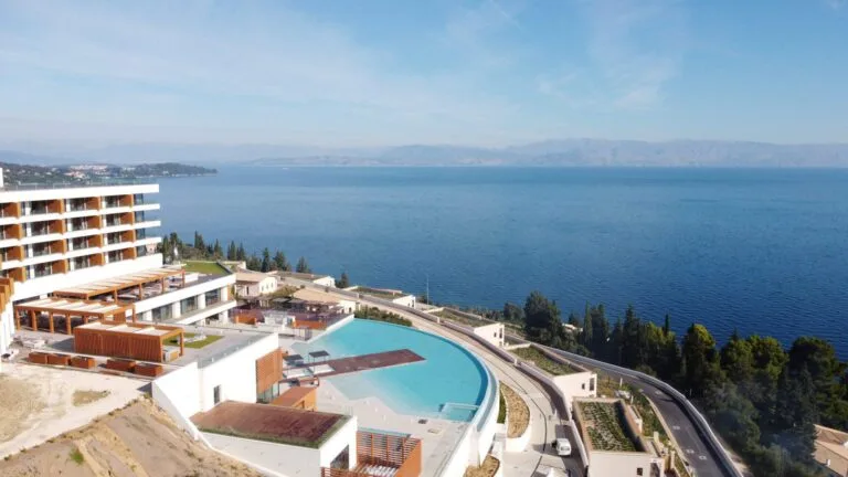 вид из отеля на бассейн и воду вдали