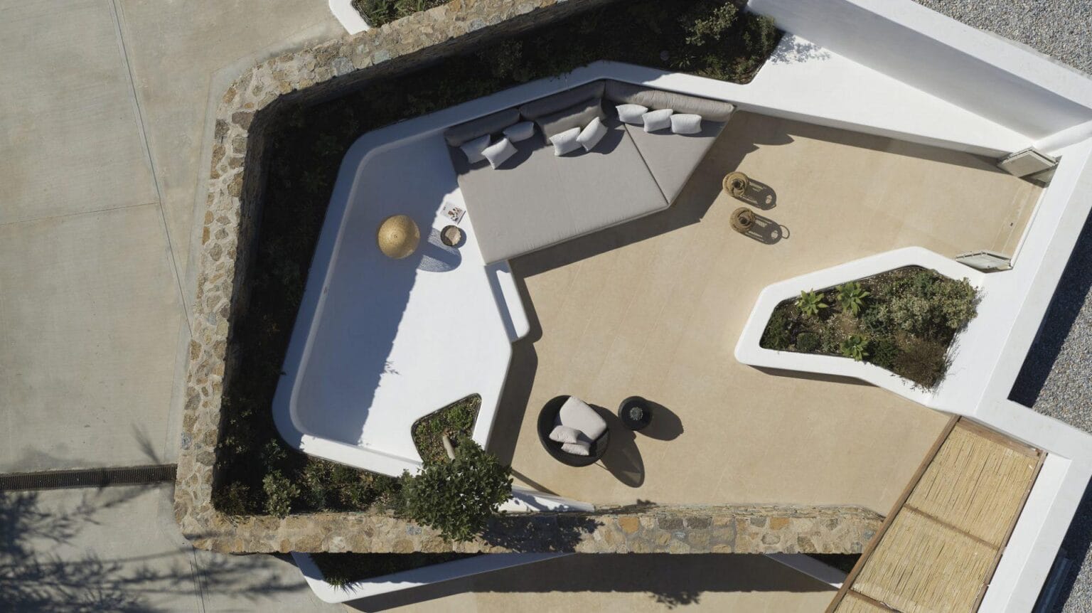 Bill-Coo-Suites-Mykonos-najlepsze-hotele-w-Grecji-luksusowe-hotele-w-Grecji-hotele-tylko-dla-doroslych-w-Grecji-ekskluzywne-wakac-3.jpg