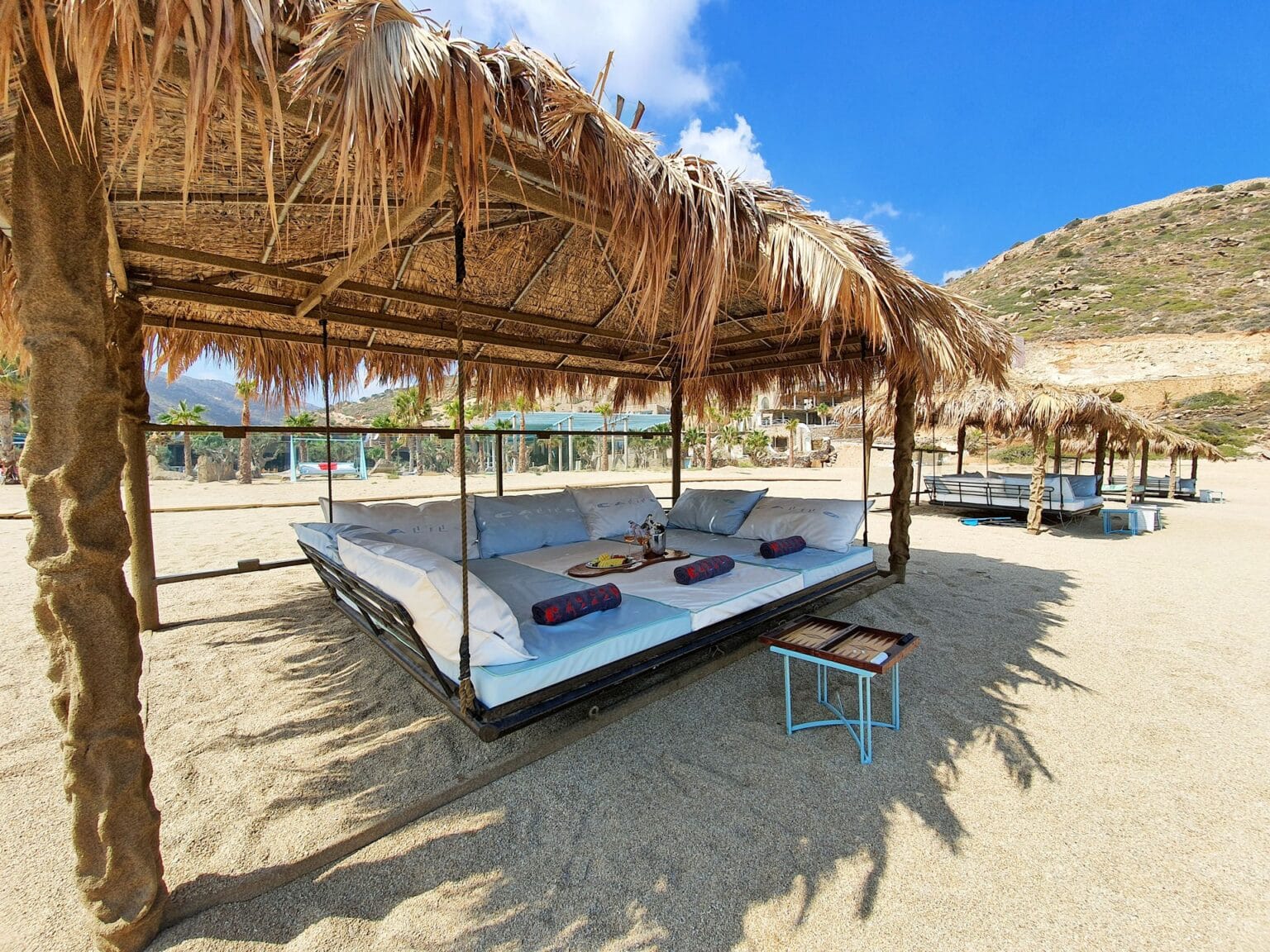 zadaszone leżanki na prywatnej plaży Calilo, Papas Beach, Ios Island