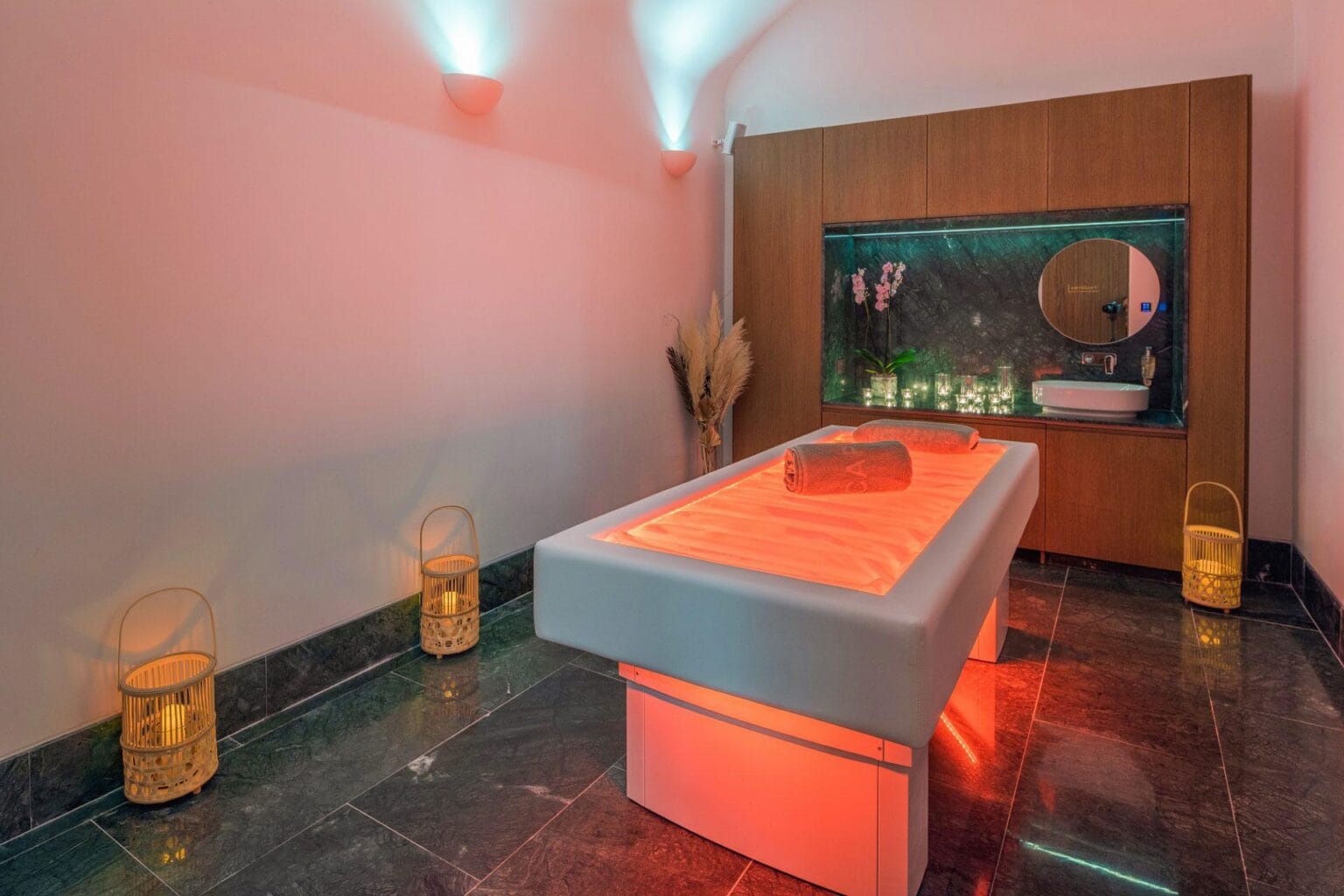Cleopatra-Spa-Floating-Bed-Room.jpg