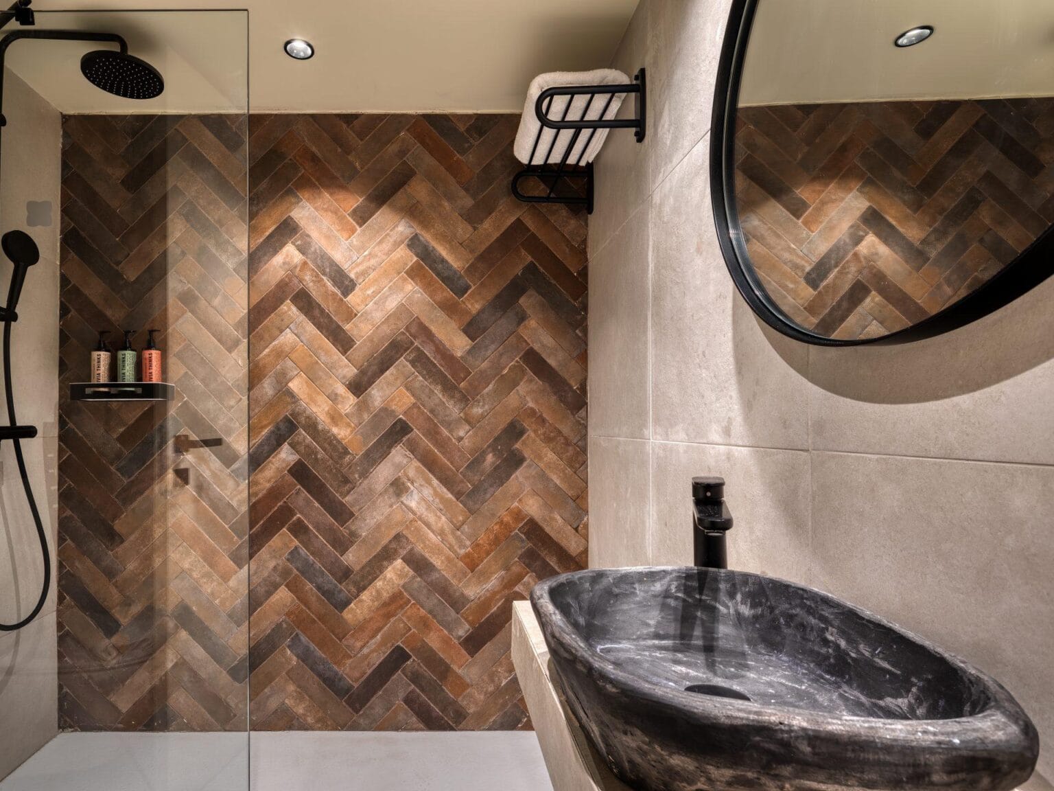 przykładowa łazienka w kolorach brązu Domes Aulūs Zante, Autograph Collection