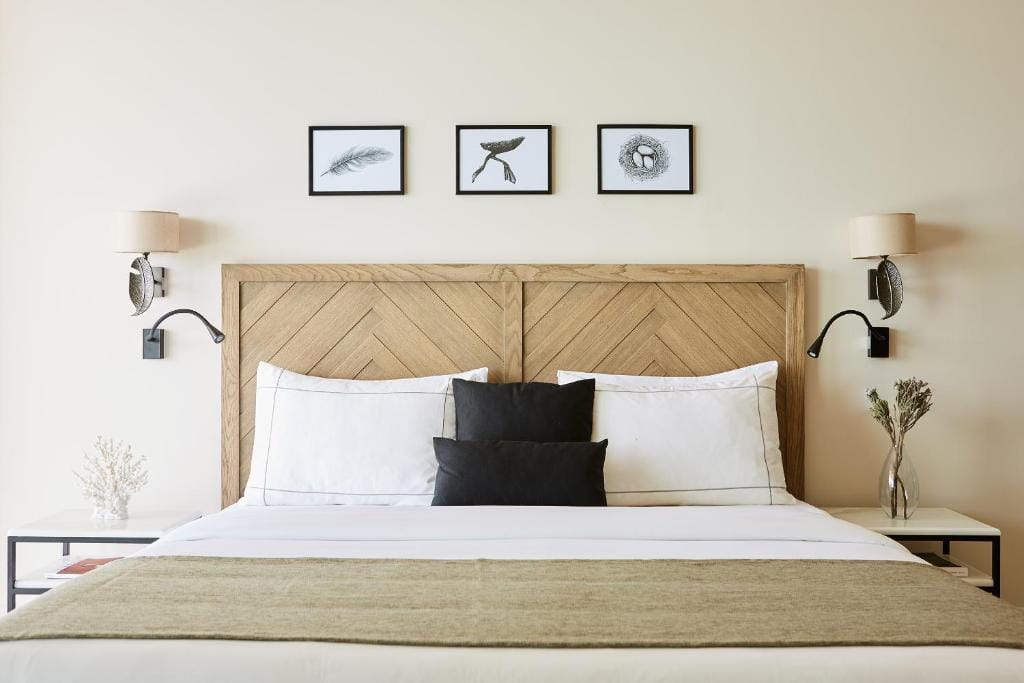 nowoczesna sypialnia - jasne drewno, odcienie beżu i białego hotel Elivi Skiathos