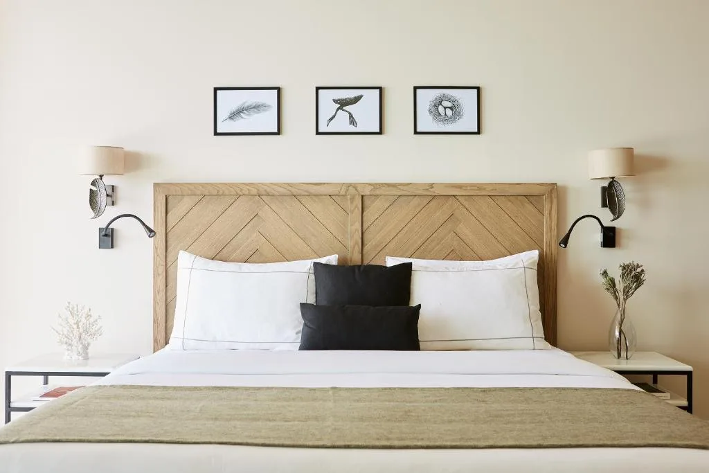 nowoczesna sypialnia - jasne drewno, odcienie beżu i białego hotel Elivi Skiathos