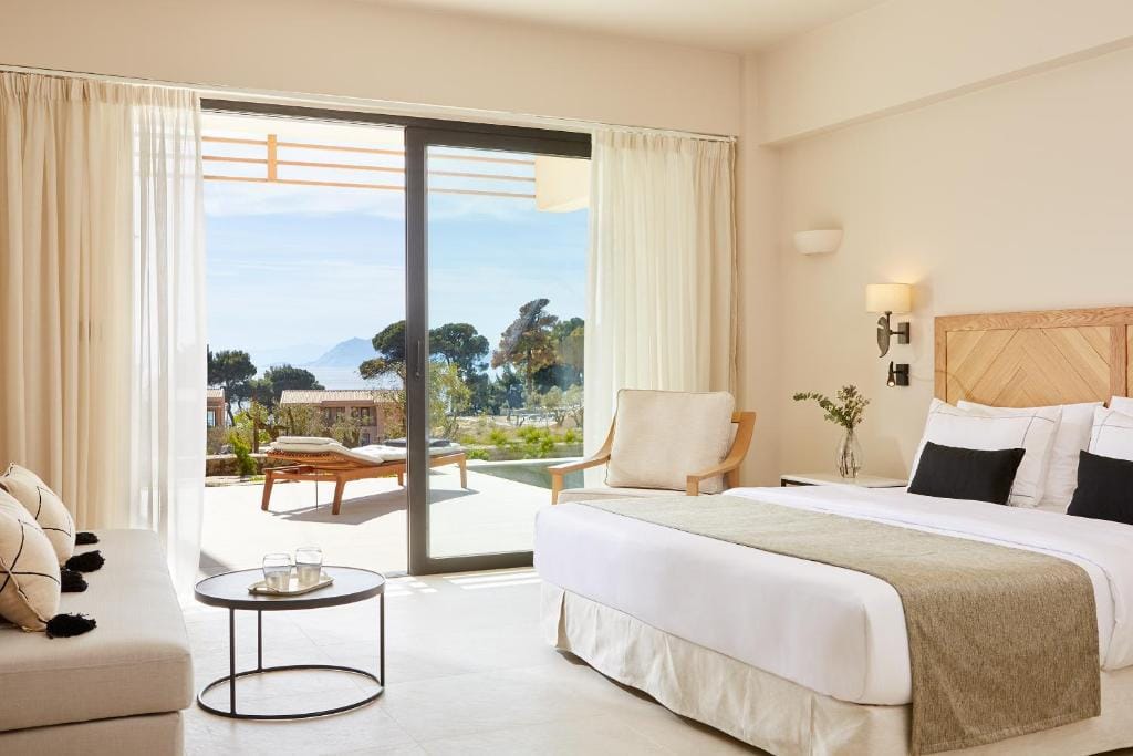 nowoczesna sypialnia - jasne drewno, odcienie beżu i białego hotel Elivi Skiathos