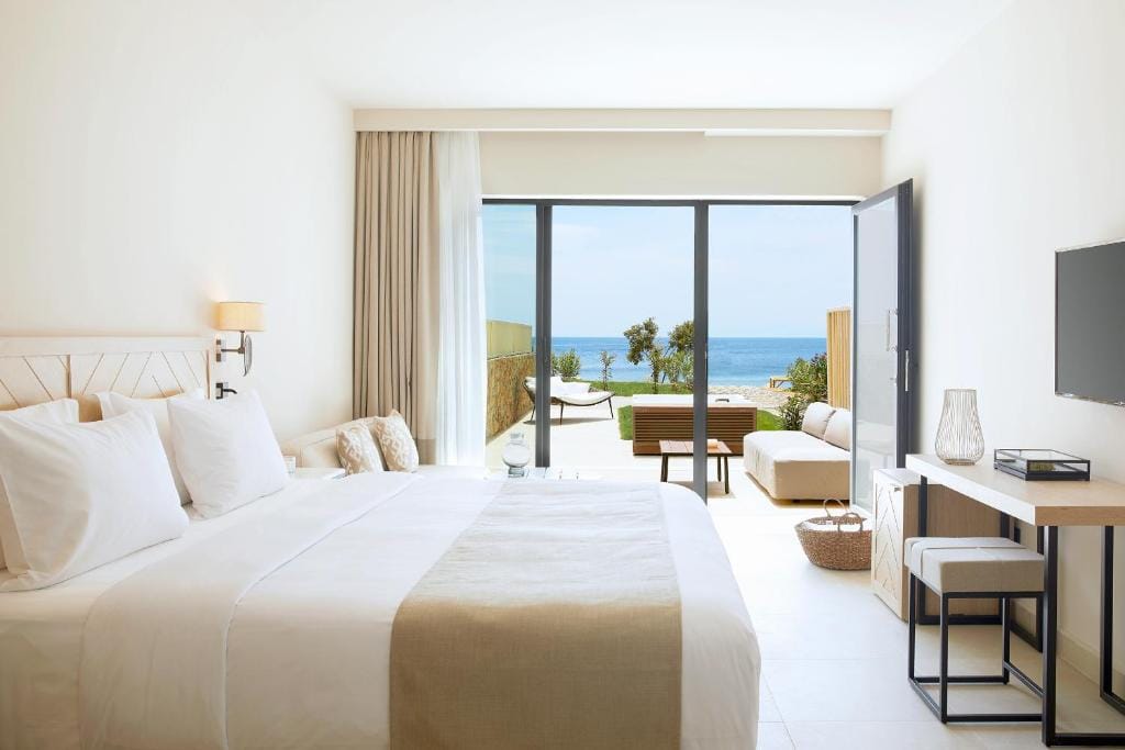 nowoczesna sypialnia - jasne drewno, odcienie beżu i białego hotel Elivi Skiathos widok na wode