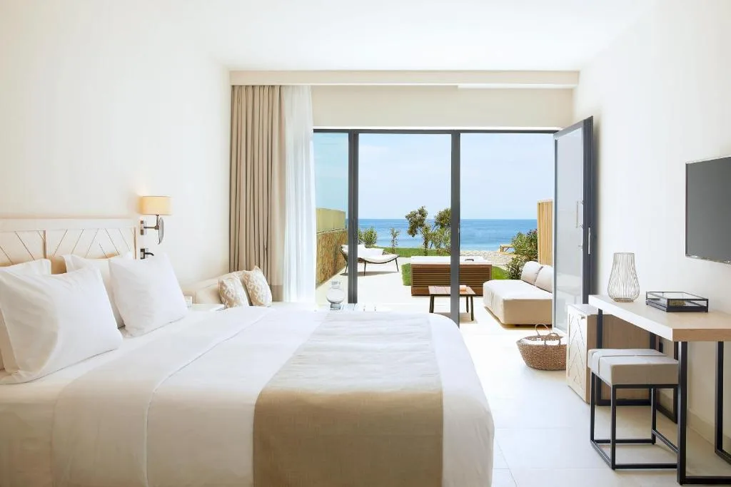 nowoczesna sypialnia - jasne drewno, odcienie beżu i białego hotel Elivi Skiathos widok na wode