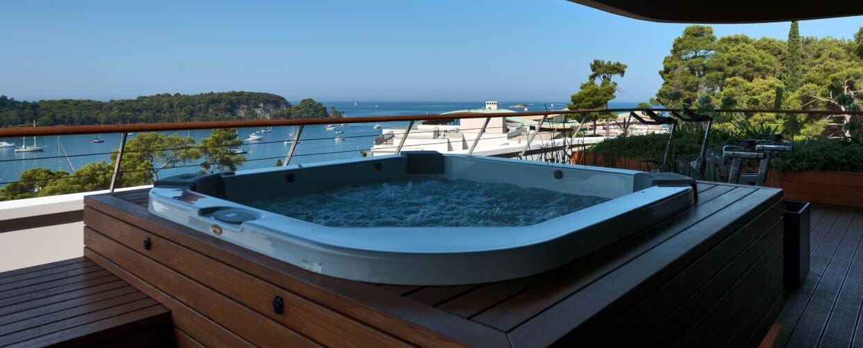 Hotel-Lone-Rovinj-Chorwacja-taras-jacuzzi.jpg