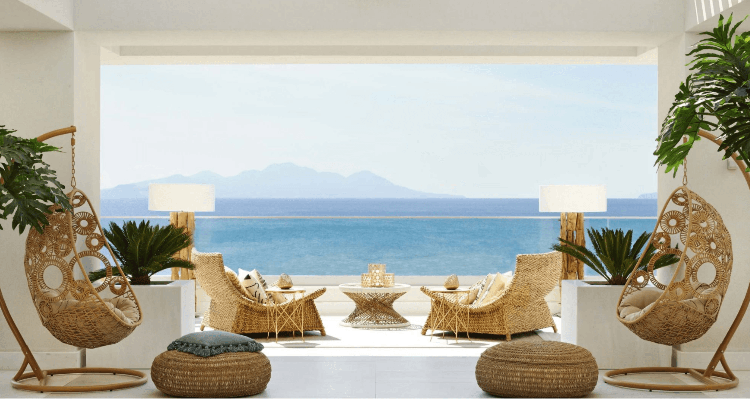 hotel Ikos Aria na wyspie Kos wyjście nad wodę w otoczeniu leżaków