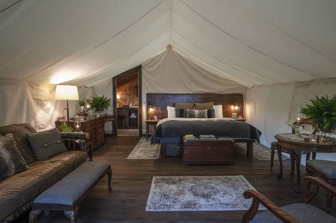 спальня з балдахіном