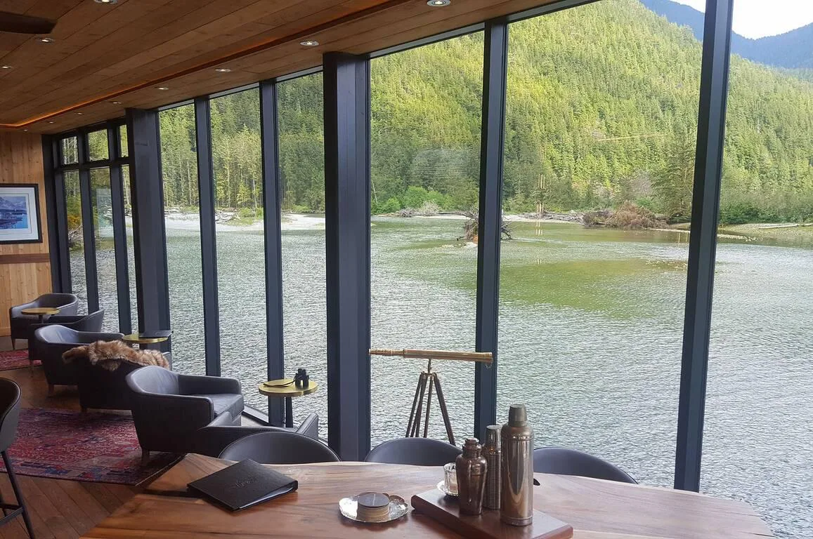 ресторан з видом на воду