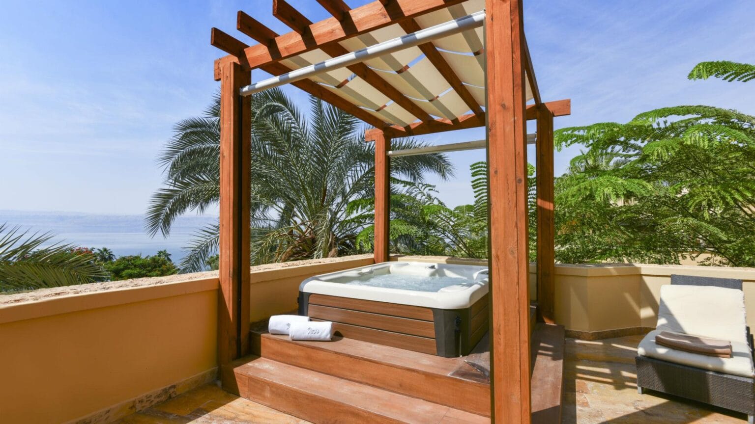 Kempinski-Ishtar-Morze-Martwe-Jordania-ishtar-jacuzzi-suite-outdoor.jpg