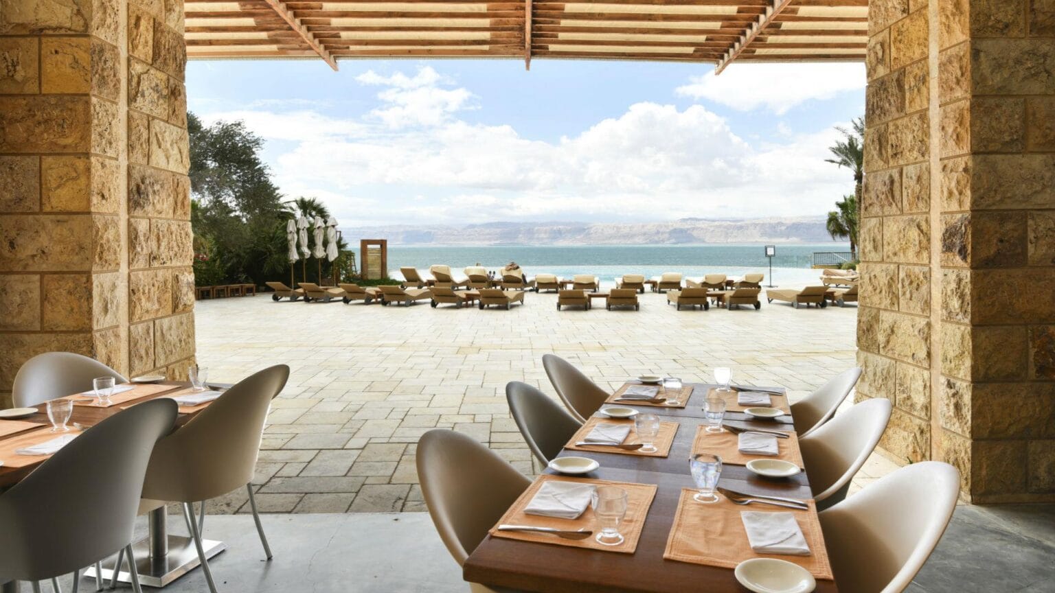 Kempinski-Ishtar-Morze-Martwe-Jordania-pool-grill-restaurant.jpg