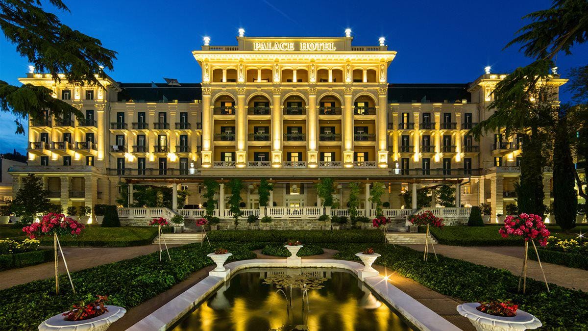 Kempinski-Palace-Portoroz-Slowenia-budynek-glowny-wieczorem