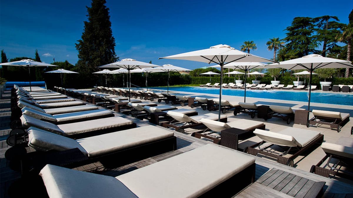 Kempinski-Palace-Portoroz-Slowenia-lezaki-przy-basenie-glownym.jpg
