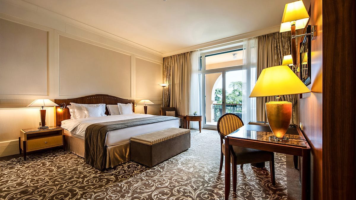 Kempinski-Palace-Portoroz-Slowenia-palace-suite-sypialnia.jpg