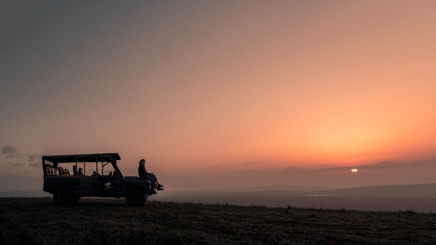 Kenia_Lengishu_SafariCar_SunriseView_Wide.jpg