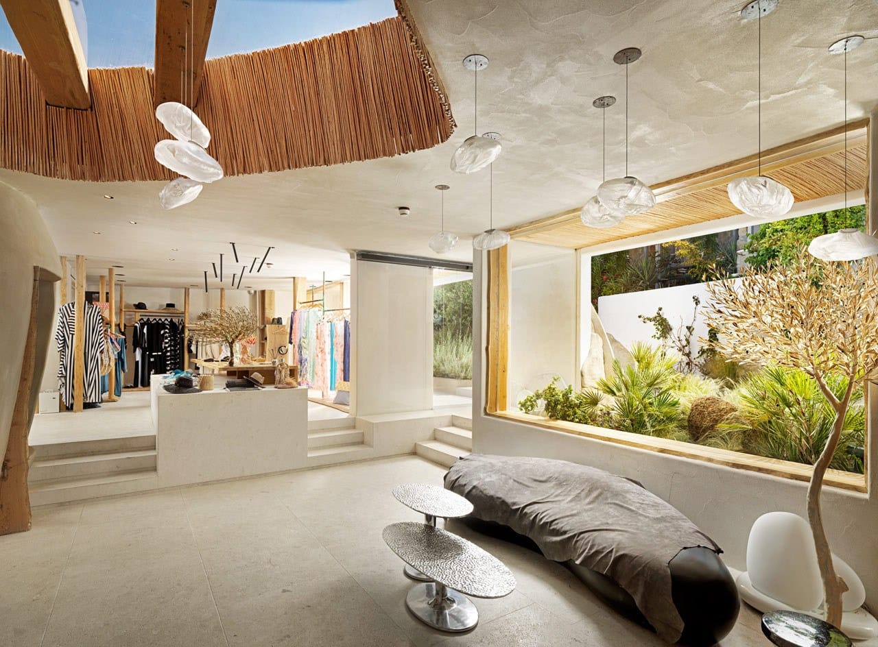 hotel dla dorosłych Kensho Ornos, Grecja Mykonos przestronny apartament z elementami drewna w jasnych odcieniach