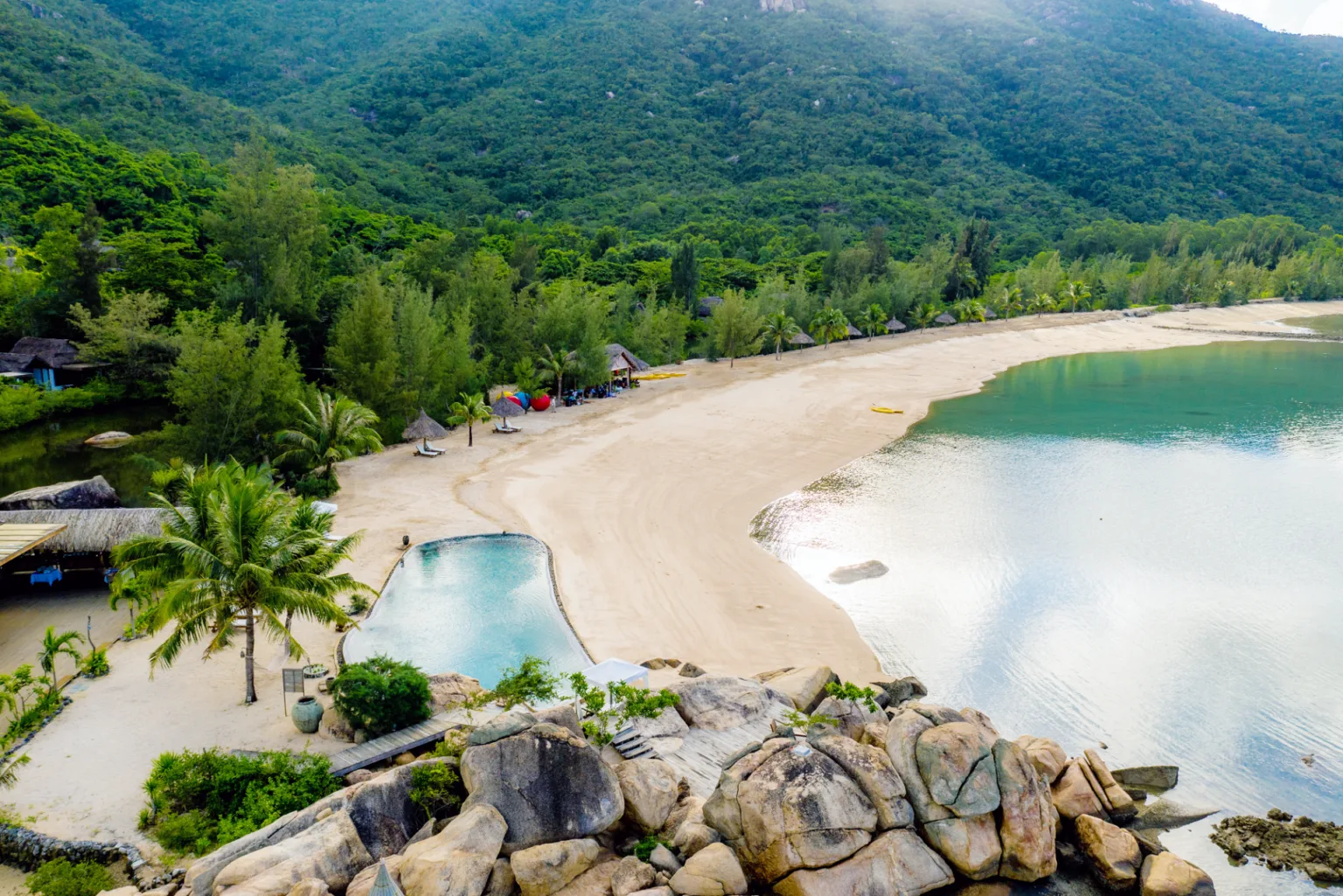 LAlya-Ninh-Van-Bay-luksusowe-hotele-w-Wietnamie-wczasy-w-Wietnamie-ekskluzywne-hotele-w-Wietnamie-1.png