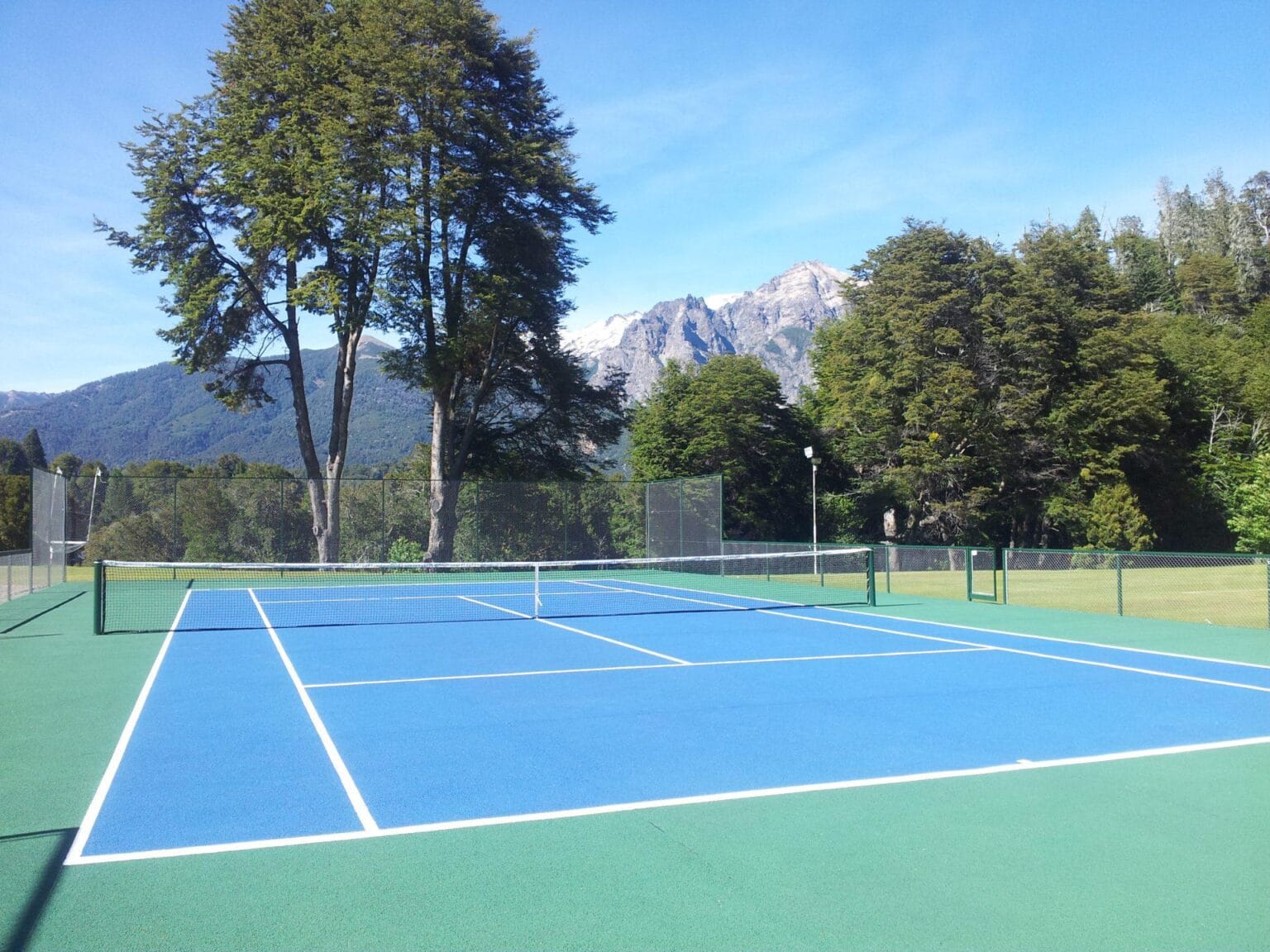 Llao-Llao-hotel-Patagonia-Argentyna-tenis.jpg