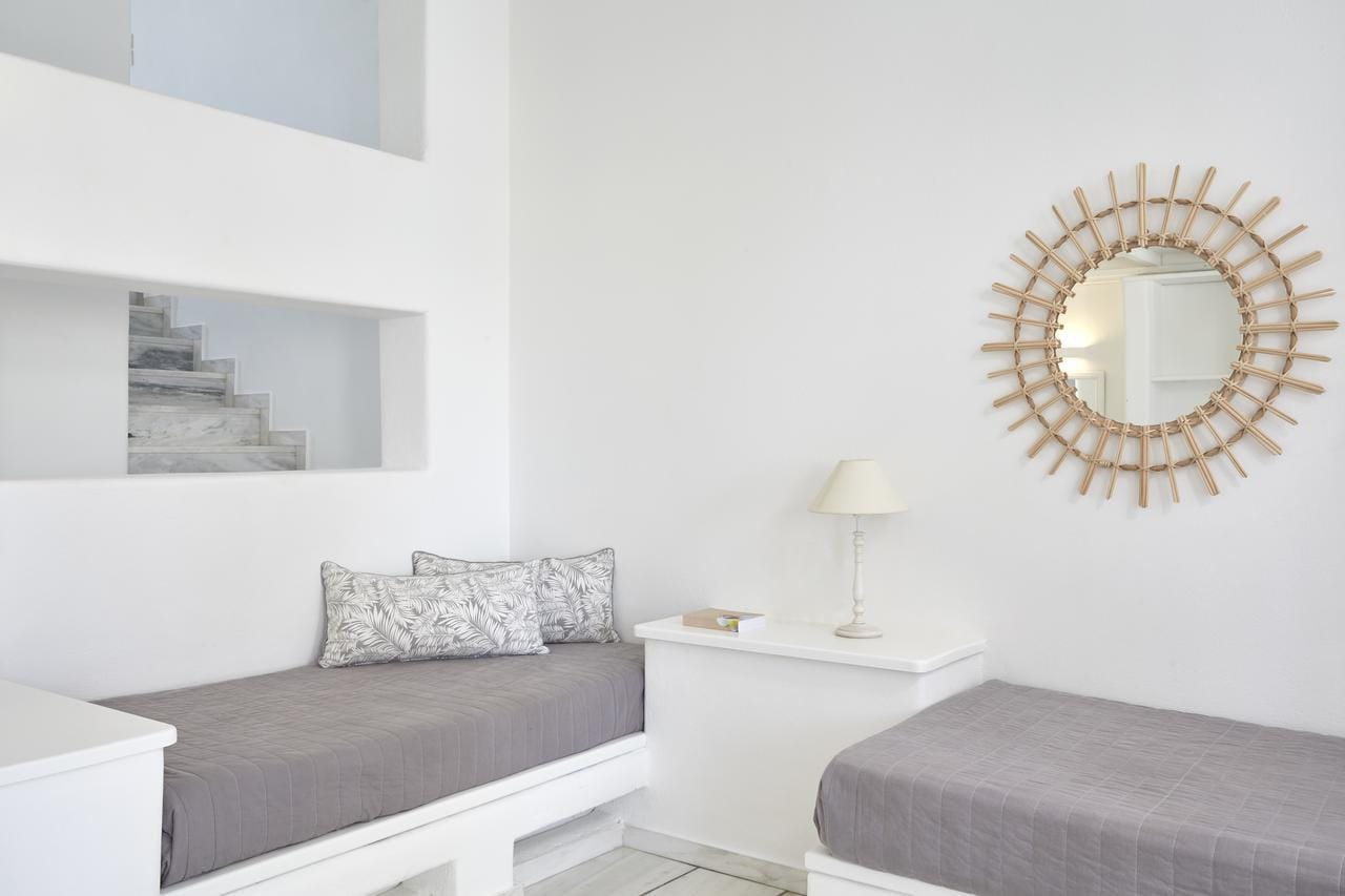 Hotel Mr & Mrs White Paros jasne wnętrza pokoju - odcienie beżowo-szare