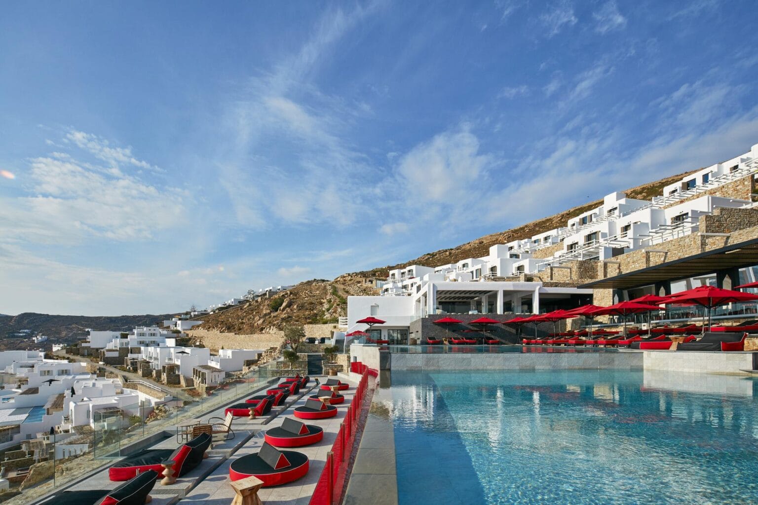 basen bez krawędzi z leżakami z widokiem na okolicę i morze Hotel Myconian Avaton Resort - A Member of Design Hotels, Mykonos