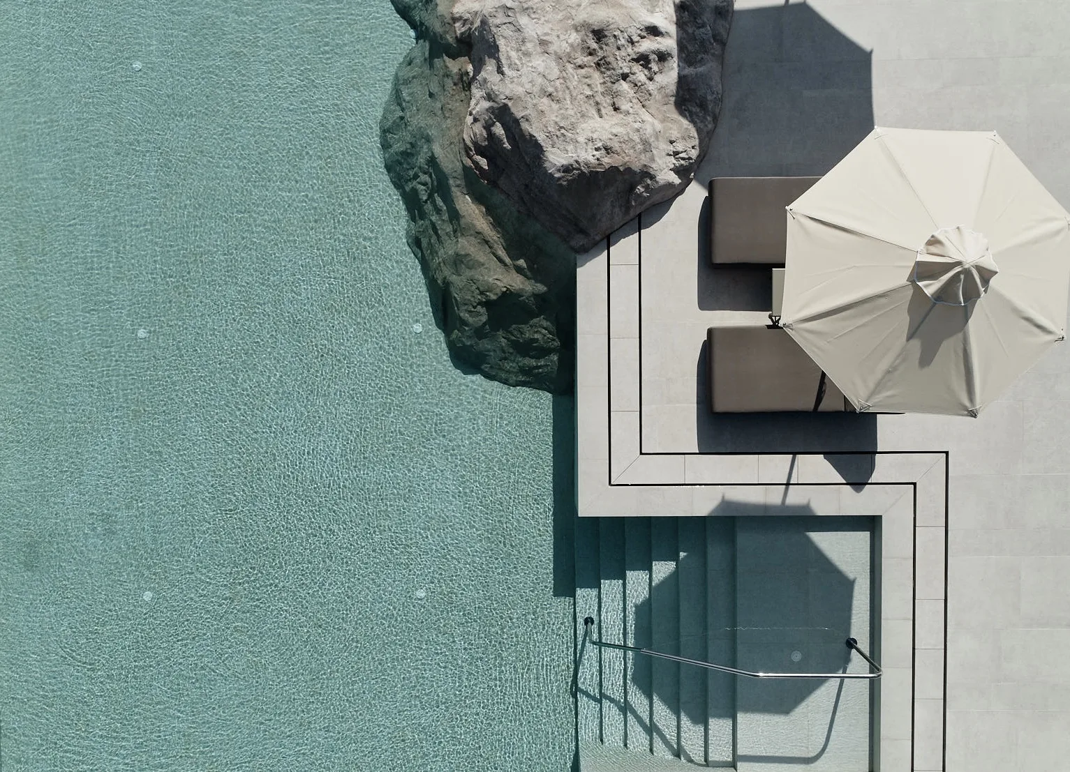 Тераса та басейн готелю Parilio з висоти пташиного польоту