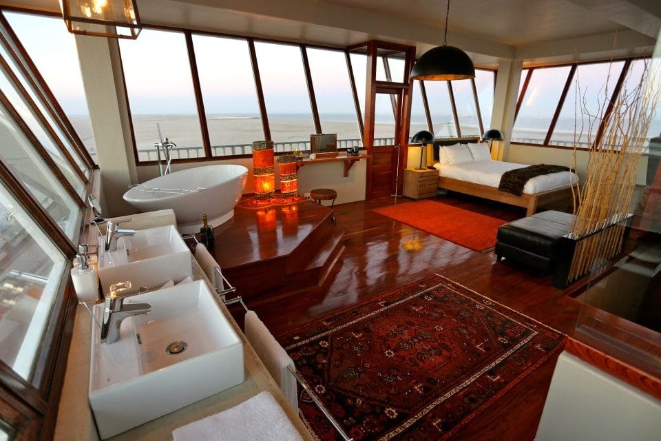 Pelican-Point-Lodge-Namibia-najlepsze-lodge-w-Namibii-luksusowe-hotele-w-Namibii-ekskluzywne-wyprawy-do-Namibii-Namibia-Szkieletowe-wybrzeze-12.jpg