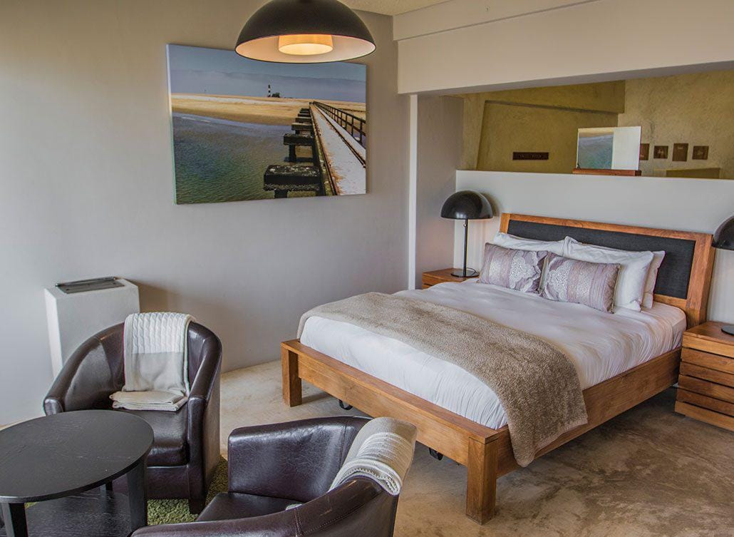 Pelican-Point-Lodge-Namibia-najlepsze-lodge-w-Namibii-luksusowe-hotele-w-Namibii-ekskluzywne-wyprawy-do-Namibii-Namibia-Szkieletowe-wybrzeze-3.jpg