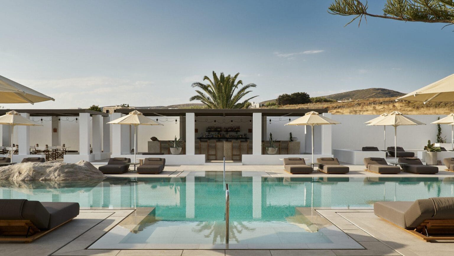 basen zewnętrzny hotelu Parilio