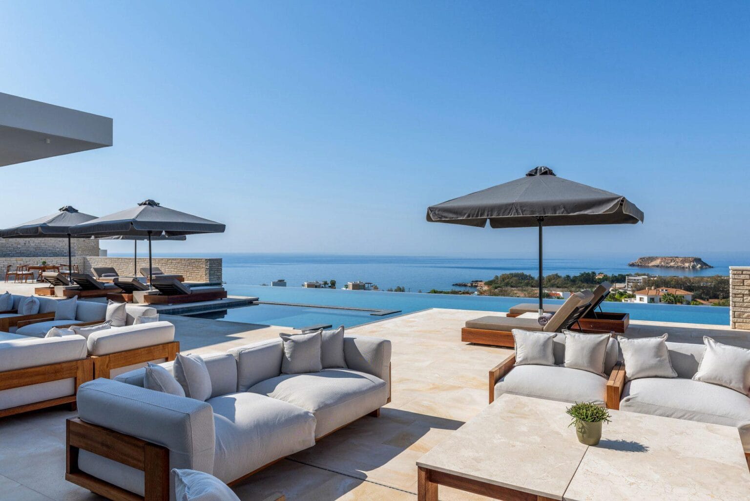 leżaki nad basenem zewnętrznym w słoneczny dzień