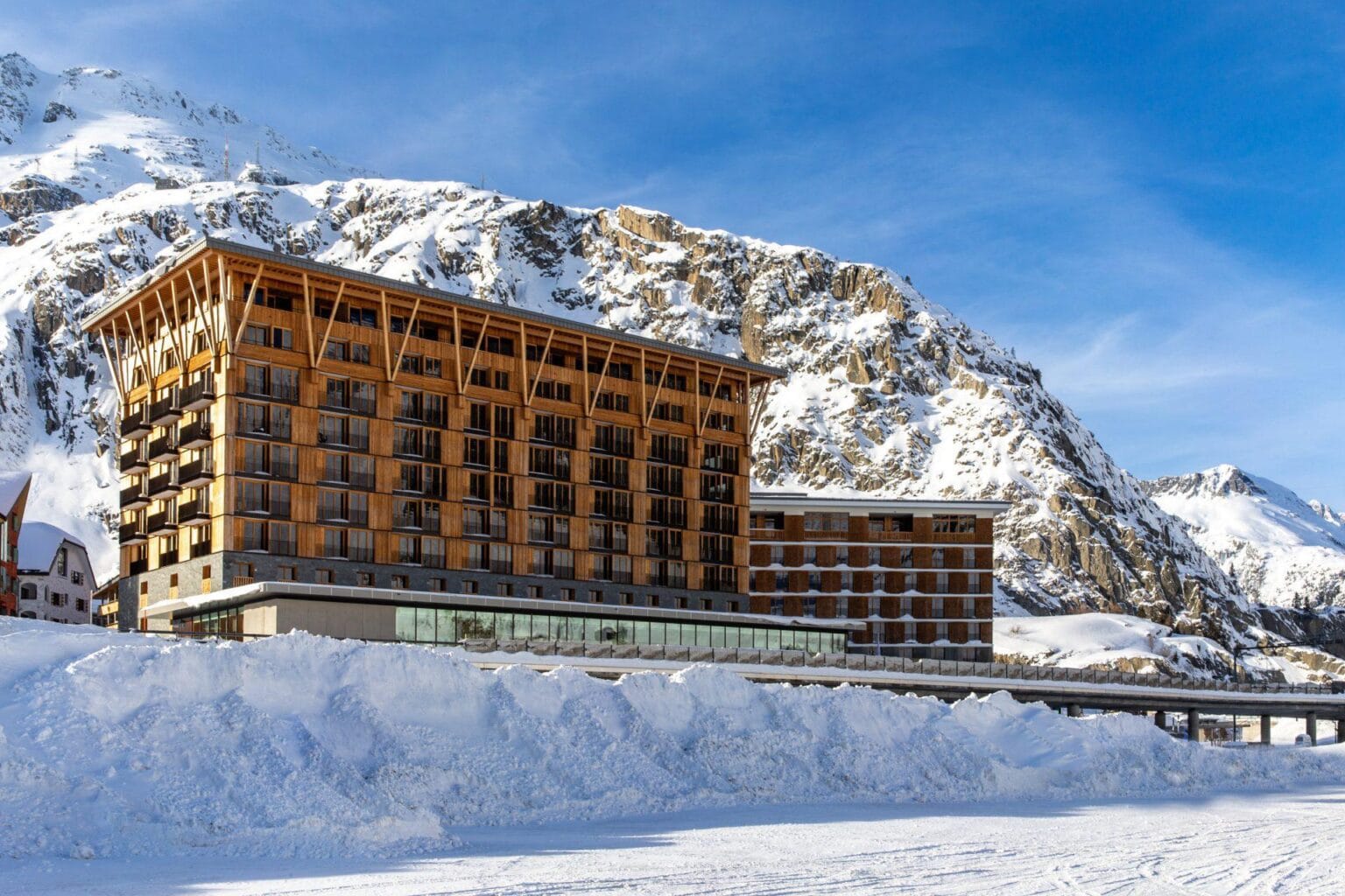 Radisson-Blu-Reussen-Andermatt-wakacje-w-Szwajcarii-hotele-gorskie-w-alpach-narty-w-szwajcarii-gdzie-na-narty-2022-2.jpg