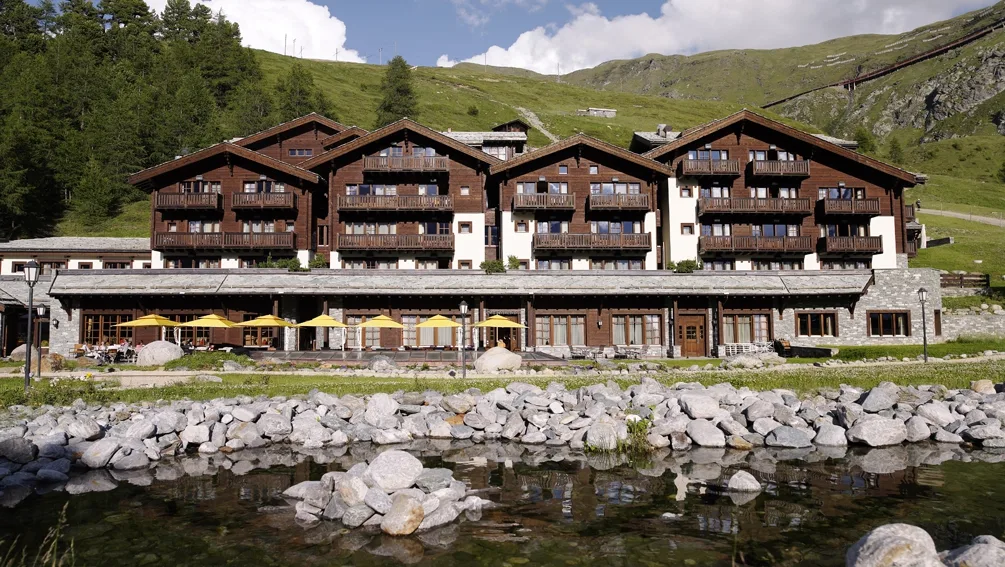 Raffelalp-best-mountain-hotels-where-to-ski-2022-mountain-hotels-for-winter-switzerland-best-hotels-18.jpg