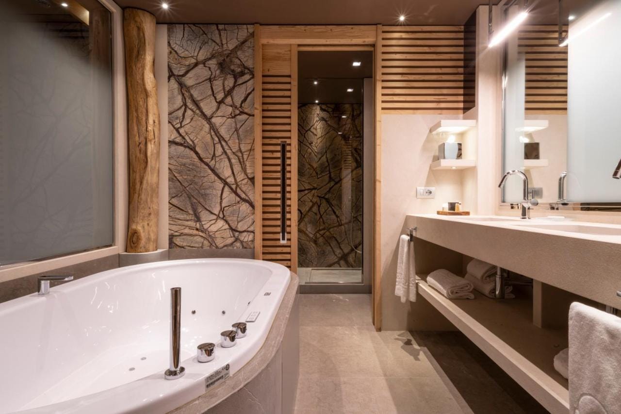 Rosapetra-Spa-Resort-luksusowe-hotele-gorskie-we-Wloszech-wyjazdy-na-narty-do-Wloch-z-biurem-podrozy-najlepsze-hotele-w-Dolomitach-8.jpg
