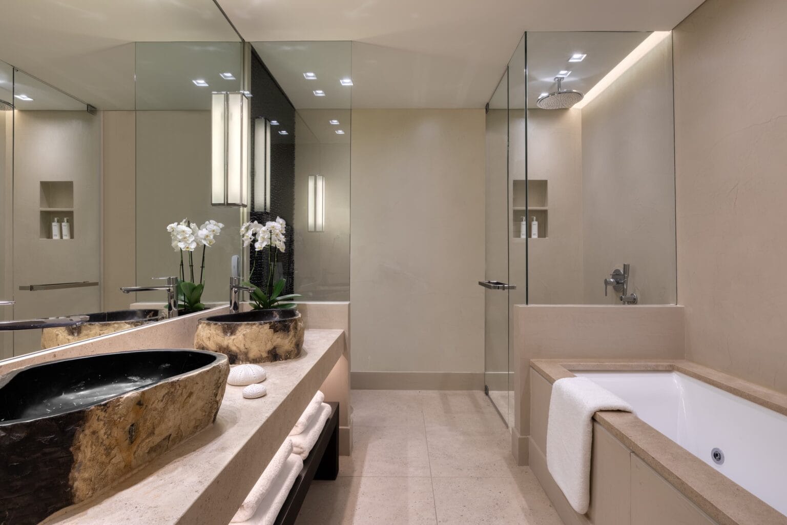 Santa Marina - beżowa łazienka z prysznicem i wanną