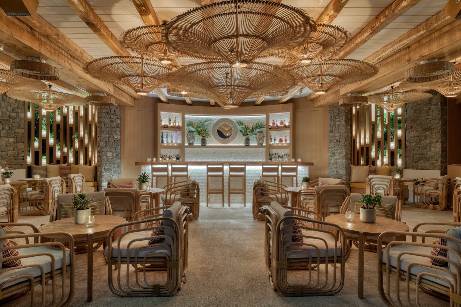 bar przy plaży pod dachem w Santa Marina