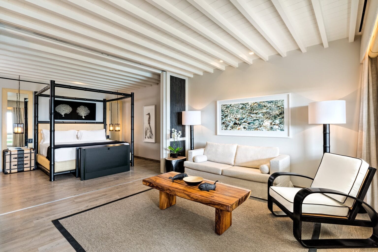 apartament z prywatnym tarasem i basenem z częścią sypialnianą i salonem