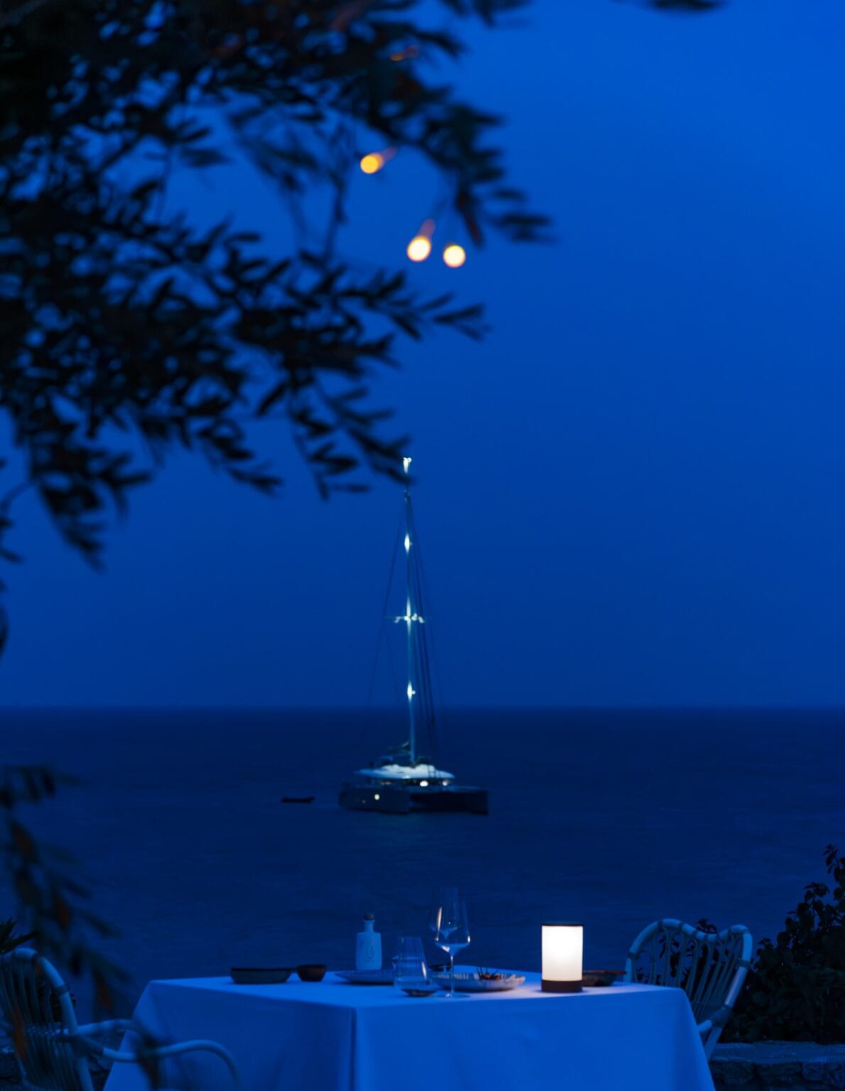 santa marina elais restaurant nocą