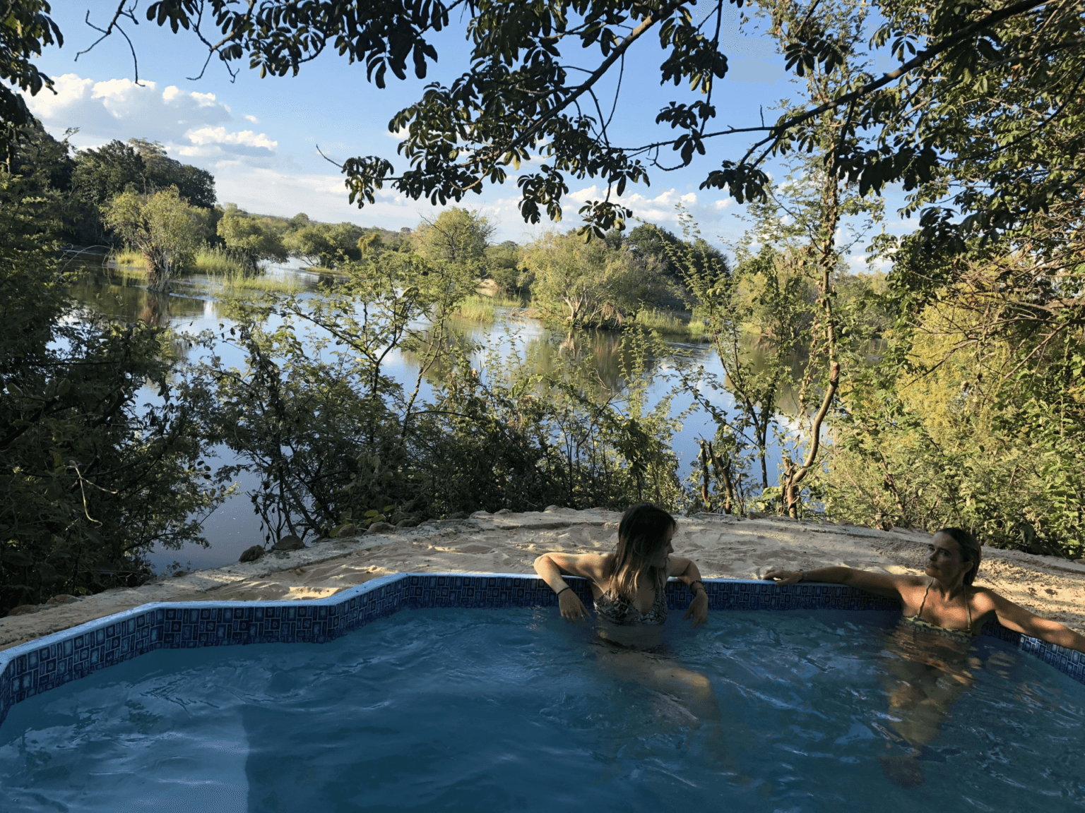 Sindabezi-Island-Camp-Zambia-najlepsze-hotele-w-Zambii-luksusowe-wakacje-w-Zamibii-ekskluzywne-wyprawy-do-Zambii-szyte-na-miare-zwiedzanie-Zambii-najwazniejsze-atrakcje-Zambii-1.png