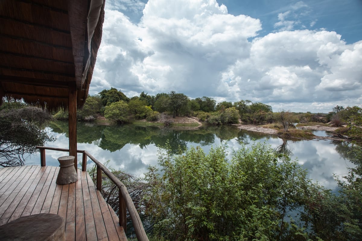 Sindabezi-Island-Camp-Zambia-najlepsze-hotele-w-Zambii-luksusowe-wakacje-w-Zamibii-ekskluzywne-wyprawy-do-Zambii-szyte-na-miare-zwiedzanie-Zambii-najwazniejsze-atrakcje-Zambii-14.jpg