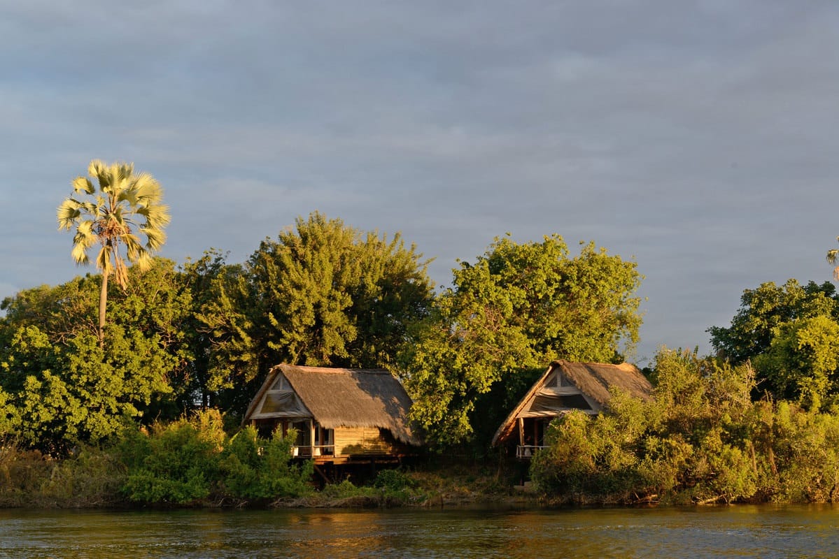 Sindabezi-Island-Camp-Zambia-najlepsze-hotele-w-Zambii-luksusowe-wakacje-w-Zamibii-ekskluzywne-wyprawy-do-Zambii-szyte-na-miare-zwiedzanie-Zambii-najwazniejsze-atrakcje-Zambii-3.jpg