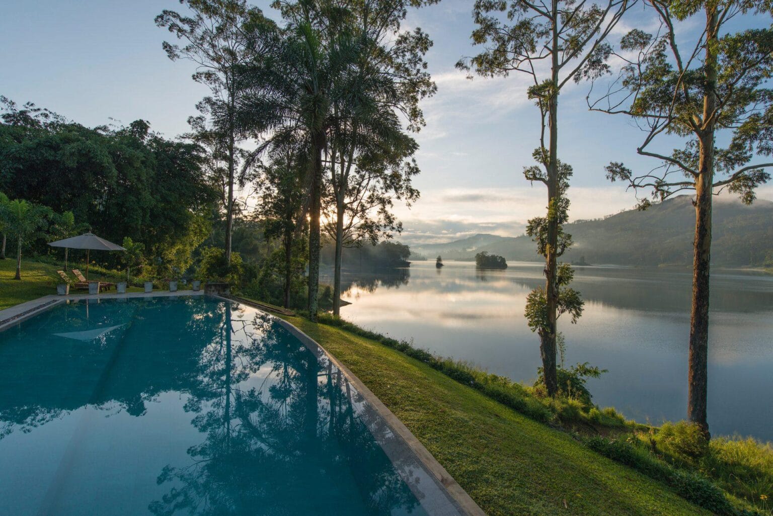 Ceylon Tea Trails widok z basenu na zewnątrz