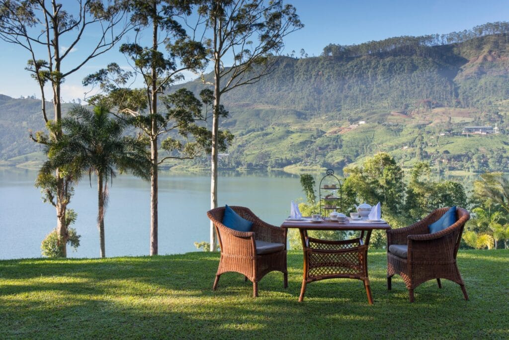 Ceylon Tea Trails odpoczynek na dworze w otoczeniu przyrody z widokiem na jezioro