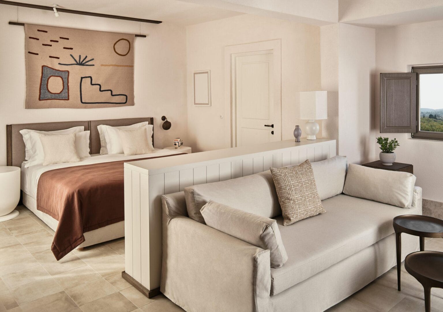 jasny i nowoczesny salon w beżowych odcieniach Parilio