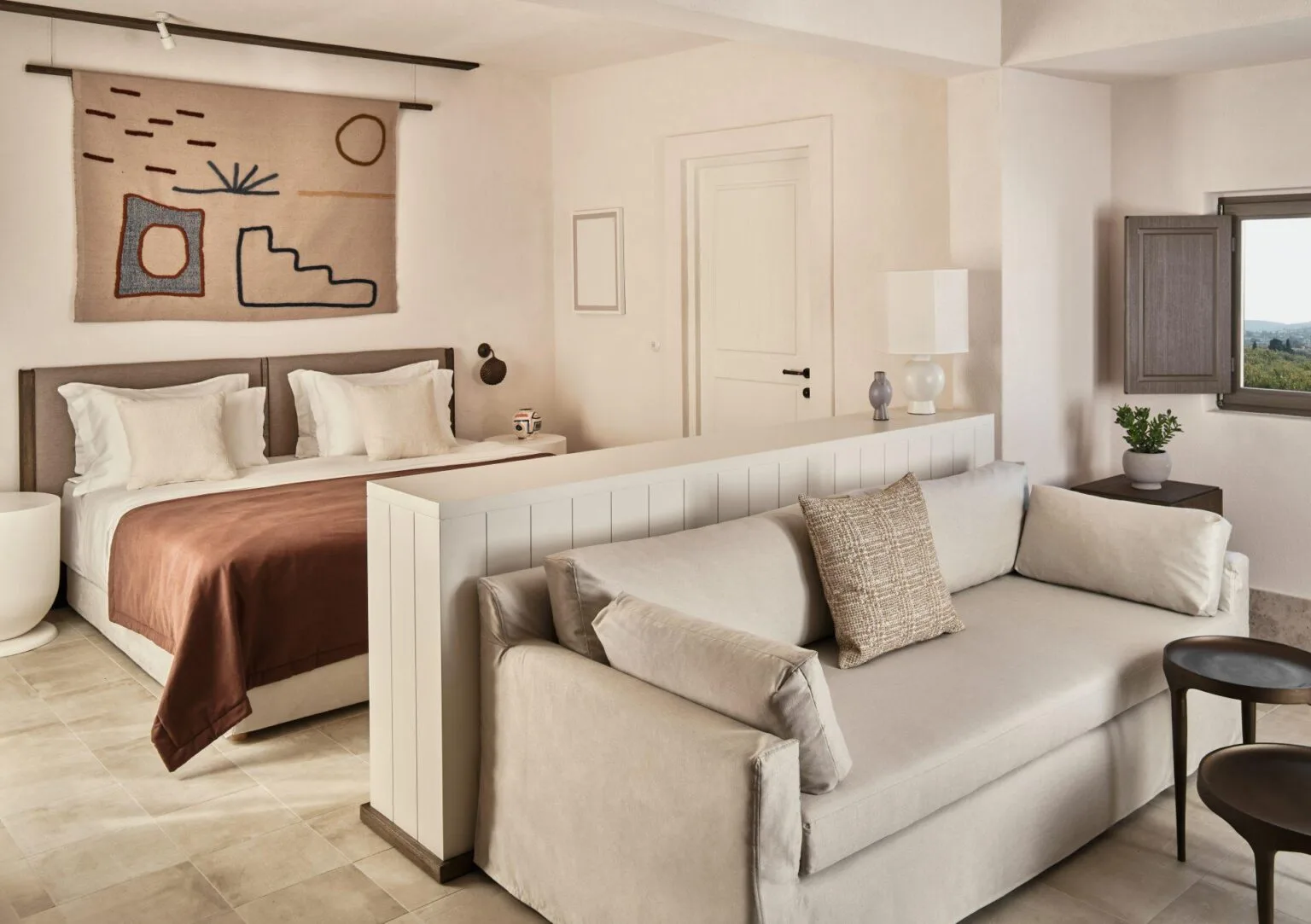 світла та сучасна вітальня в бежевих відтінках Parilio