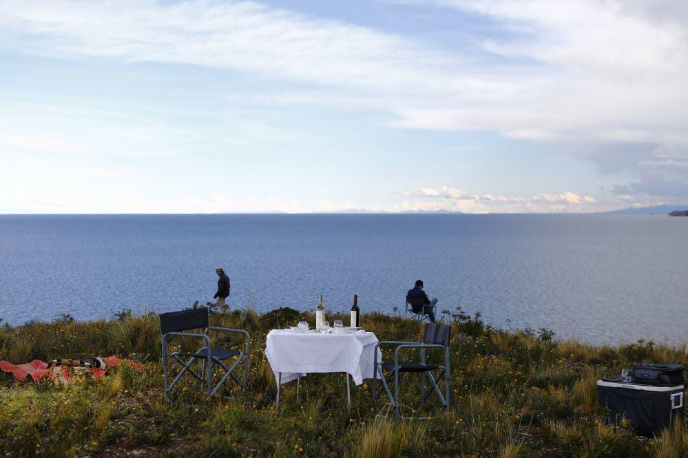 Titilaka-Lodge-Peru-prywatne-sniadanie-na-klifie.jpg