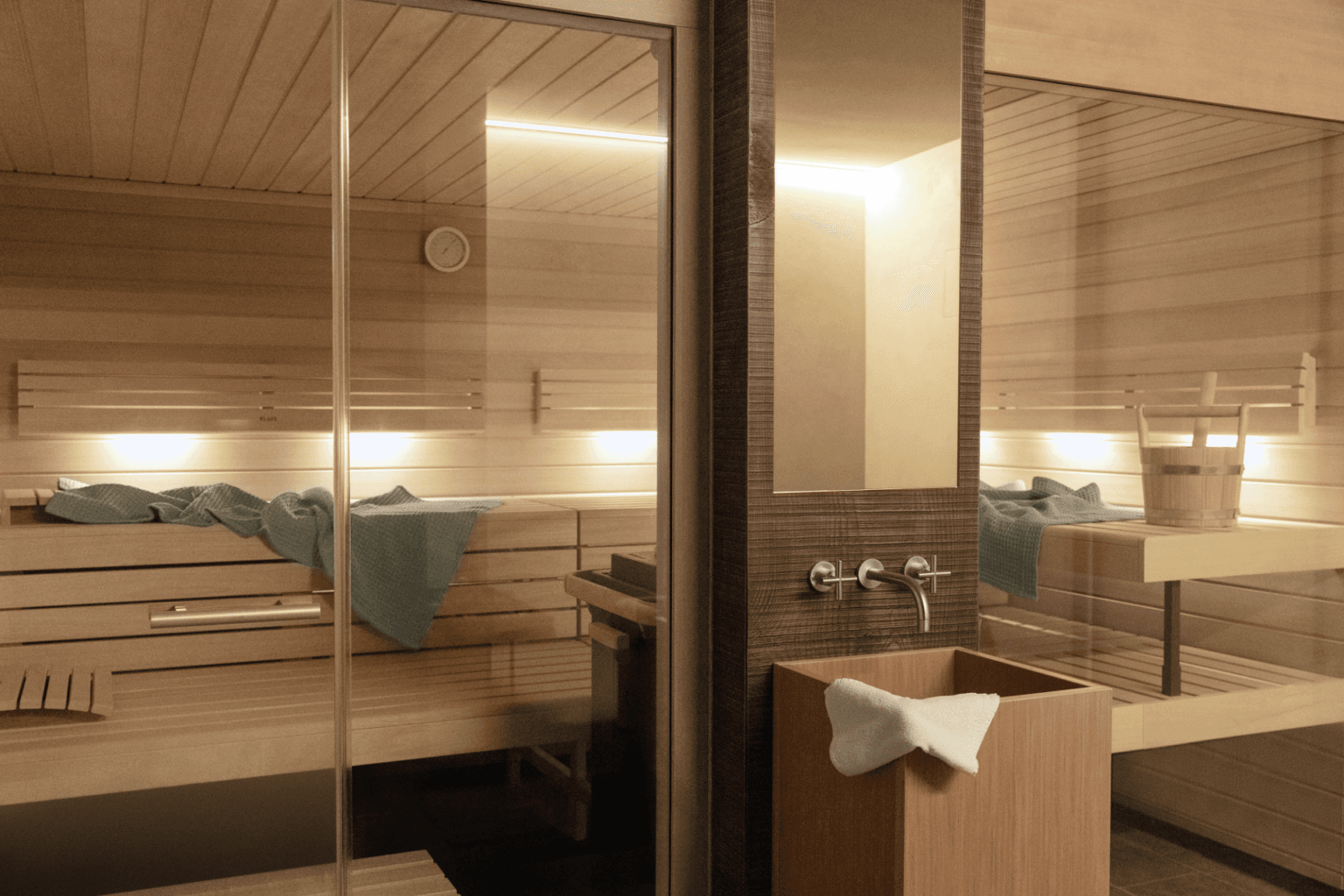 łazienka hotelowa w kolorze brązowym i beżowym